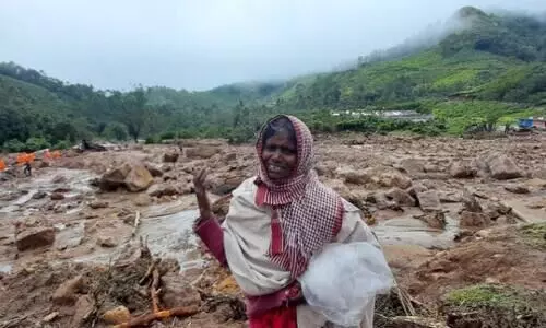അന്ത മണ്ണുക്കുകീഴെ എൻ പു​െള്ളെകൾ ഇറുക്ക സാർ...