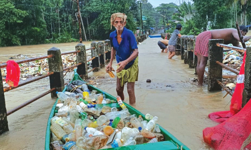 പുഴയിലൂടെ പ്ലാസ്​റ്റിക് കുപ്പികളുടെ കുത്തൊഴുക്ക്