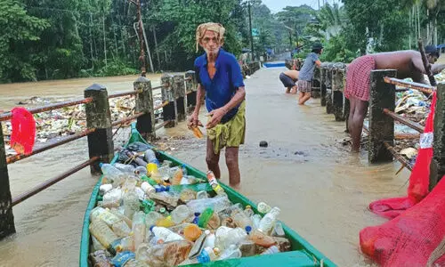 പുഴയിലൂടെ പ്ലാസ്​റ്റിക് കുപ്പികളുടെ കുത്തൊഴുക്ക്