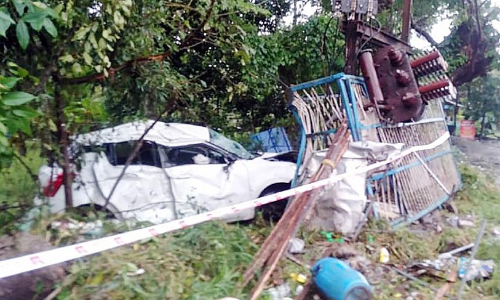 കാർ വെള്ളക്കെട്ടിൽ; നാലുപേർക്ക്​ പരിക്ക്