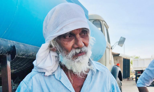 വേ​ലാ​യു​ധ​ൻ നാ​ട്ടി​ൽ​പോ​യി​ട്ട്​​ നാ​ലു പ​തി​റ്റാ​ണ്ട്​; പ്ര​വാ​സ​ത്തി​ന്​ കൂ​ട്ട്​ പ​ക്ഷി​ക​ളും പൂ​ച്ച​ക​ളും