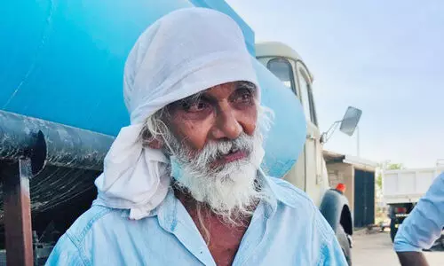 വേ​ലാ​യു​ധ​ൻ നാ​ട്ടി​ൽ​പോ​യി​ട്ട്​​ നാ​ലു പ​തി​റ്റാ​ണ്ട്​; പ്ര​വാ​സ​ത്തി​ന്​ കൂ​ട്ട്​ പ​ക്ഷി​ക​ളും പൂ​ച്ച​ക​ളും