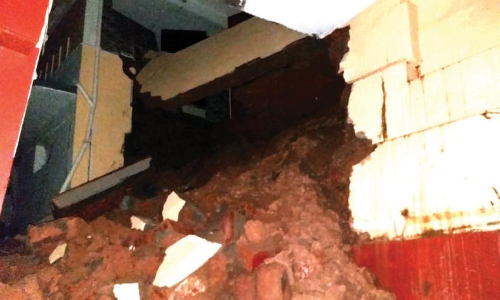 ക്വാറൻറീൻ കേന്ദ്രമായ സ്കൂൾ കെട്ടിടം തകർന്നു