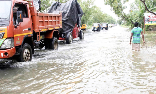 എ.സി റോഡ്​ മുങ്ങി; ഗതാഗതം നിലച്ചു