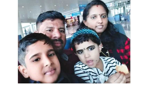 ഭാര്യയെയും മകളെയും ഒരുനോക്കു കാണാൻ മുരളീധരനെത്തി