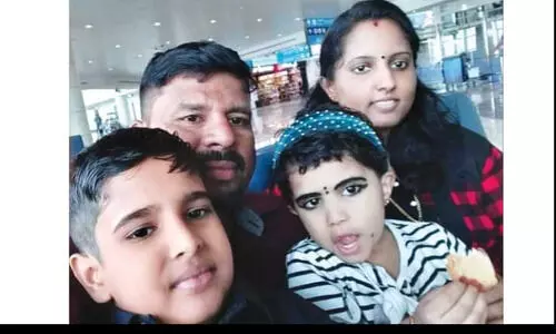 ഭാര്യയെയും മകളെയും ഒരുനോക്കു കാണാൻ മുരളീധരനെത്തി