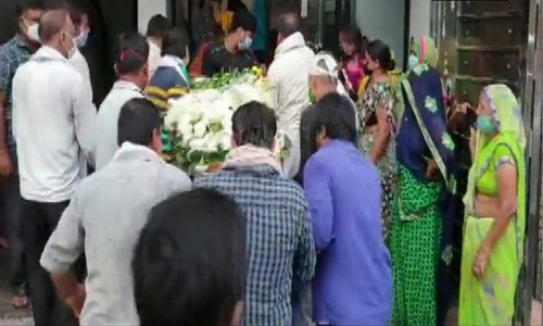 കരിപ്പൂർ വിമാന ദുരന്തം: മരിച്ച സഹ പൈലറ്റിന്‍റെ ഭാര്യക്ക് ജോലി നൽകണമെന്ന് മാതാപിതാക്കൾ