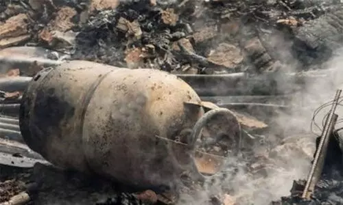 പാചകത്തിനിടെ ഗ്യാസ്​ സിലിണ്ടർ പൊട്ടിത്തെറിച്ച്​ അയൽവാസി മരിച്ചു, ഏഴുപേർക്ക്​ പരിക്ക്​