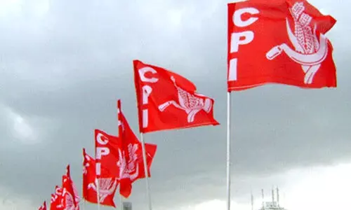 മരട് ഫ്ലാറ്റ്: കൈയേറ്റഭൂമി ഒഴിപ്പിച്ചില്ല; സി.പി.എമ്മിനെതിരെ സി.​പി.​​െഎ