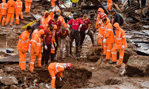 പെട്ടിമുടിയിൽ 17 മൃതദേഹംകൂടി കണ്ടെടുത്തു; മരണസംഖ്യ 43 ആയി പെട്ടിമുടിയിൽ 17 മൃതദേഹംകൂടി കണ്ടെടുത്തു; മരണസംഖ്യ 43 ആയി