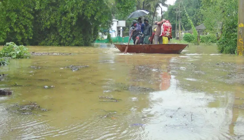 പുഴകളും തോടുകളും കരകവിഞ്ഞു പുഴകളും തോടുകളും കരകവിഞ്ഞു
