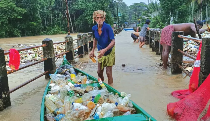 പുഴയിലൂടെ പ്ലാസ്​റ്റിക് കുപ്പികളുടെ കുത്തൊഴുക്ക്