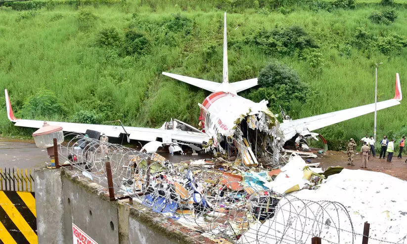 കരിപ്പൂർ വിമാന ദുരന്തം: അപകട സാധ്യത ഇങ്ങനെ കരിപ്പൂർ വിമാന ദുരന്തം: അപകട സാധ്യത ഇങ്ങനെ