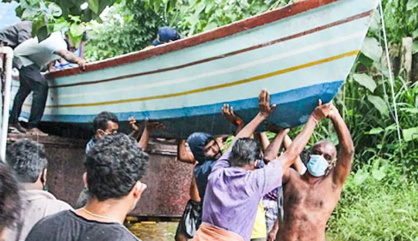 ആറന്മുളയില് എത്തിച്ചത് അഞ്ച് വള്ളം ആറന്മുളയില് എത്തിച്ചത് അഞ്ച് വള്ളം