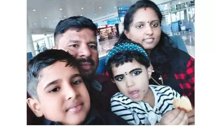 ഭാര്യയെയും മകളെയും ഒരുനോക്കു കാണാൻ മുരളീധരനെത്തി ഭാര്യയെയും മകളെയും ഒരുനോക്കു കാണാൻ മുരളീധരനെത്തി