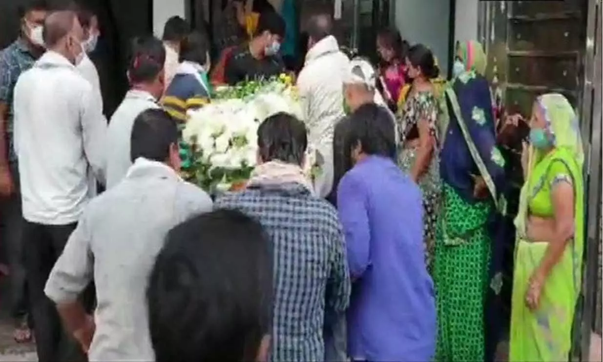 കരിപ്പൂർ വിമാന ദുരന്തം: മരിച്ച സഹ പൈലറ്റിന്‍റെ ഭാര്യക്ക് ജോലി നൽകണമെന്ന് മാതാപിതാക്കൾ