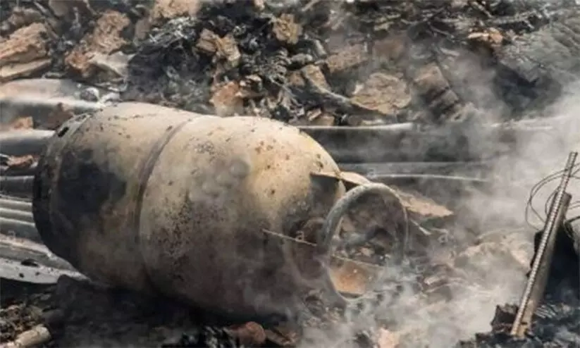 പാചകത്തിനിടെ ഗ്യാസ് സിലിണ്ടർ പൊട്ടിത്തെറിച്ച് അയൽവാസി മരിച്ചു, ഏഴുപേർക്ക് പരിക്ക് പാചകത്തിനിടെ ഗ്യാസ് സിലിണ്ടർ പൊട്ടിത്തെറിച്ച് അയൽവാസി മരിച്ചു, ഏഴുപേർക്ക് പരിക്ക്