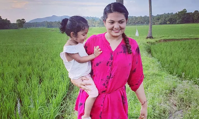 നീ എന്തൊരു അമ്മയാണെന്ന്​ ചോദിക്കുന്നവരോട്​ സാന്ദ്ര തോമസിന്​ പറയാനുള്ളത്​...