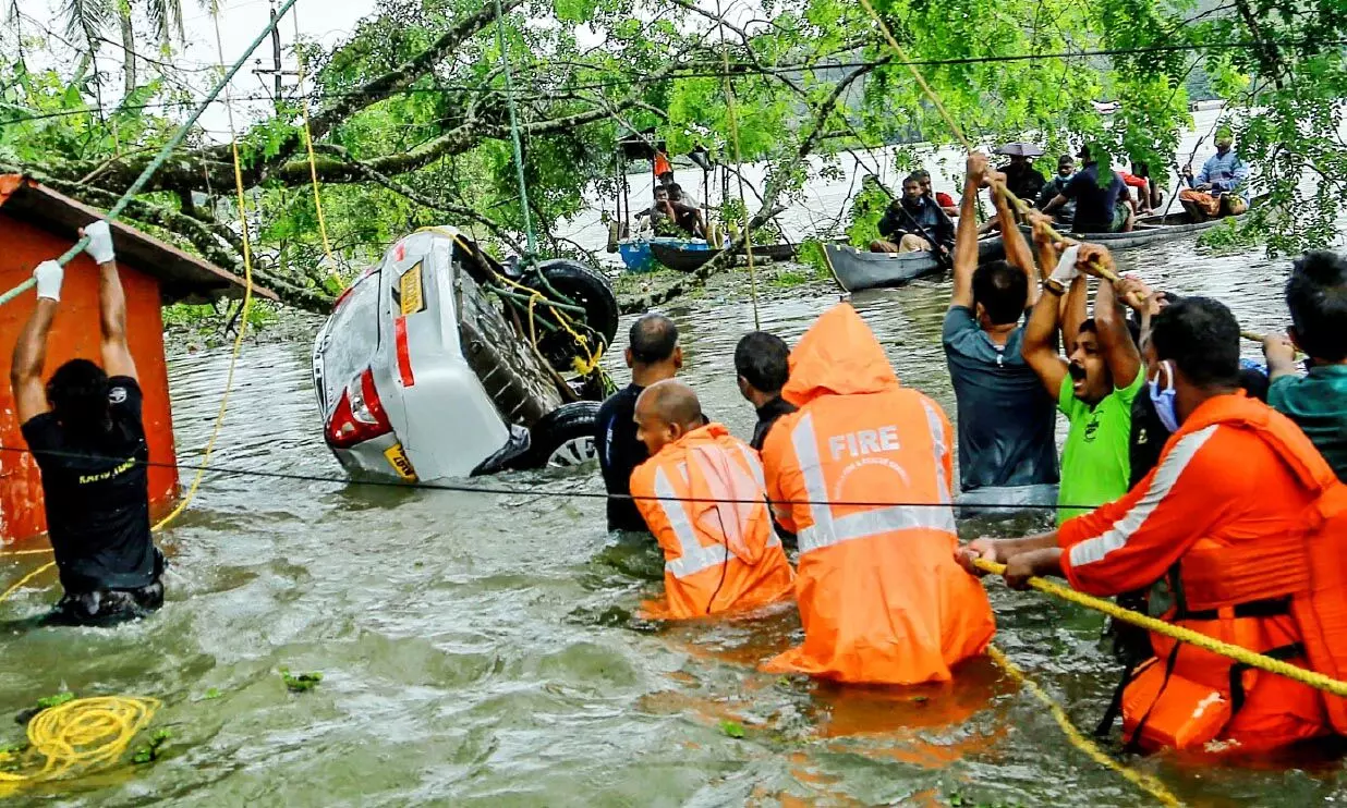 വെള്ളപ്പൊക്ക ഭീതിയിൽ മധ്യകേരളം വെള്ളപ്പൊക്ക ഭീതിയിൽ മധ്യകേരളം