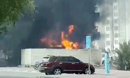 അ​ബൂ​ദ​ബി എ​യ​ർ​പോ​ർ​ട്ട് റോ​ഡി​ലെ കെ​ട്ടി​ട​ത്തി​ൽ തീ​പി​ടി​ത്തം