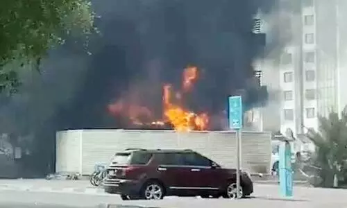 അ​ബൂ​ദ​ബി എ​യ​ർ​പോ​ർ​ട്ട് റോ​ഡി​ലെ കെ​ട്ടി​ട​ത്തി​ൽ തീ​പി​ടി​ത്തം