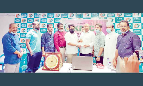 തൃ​ശൂ​ർ ജി​ല്ല കെ.​എം.​സി.​സി അ​ര​ല​ക്ഷം രൂ​പ കൈ​മാ​റി