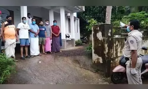 ക​രി​പ്പൂ​ർ ര​ക്ഷാ​പ്ര​വ​ർ​ത്ത​ക​ർ​ക്ക്​ പൊ​ലീ​സു​കാ​ര​െൻറ സ​ല്യൂ​ട്ട്​