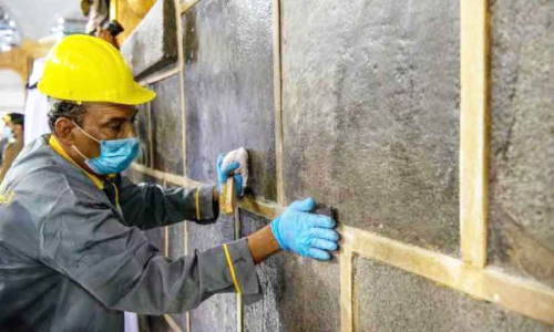 ക​അ്​​ബ​യു​ടെ പ​തി​വ്​ അ​റ്റ​കു​റ്റ​പ്പ​ണി പൂ​ർ​ത്തി​യാ​ക്കി