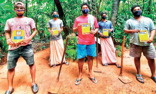 ഉദ്യോഗാര്‍ഥികള്‍ തൊഴിൽ തേടി തൊഴിലുറപ്പ് പദ്ധതിയിലേക്ക്