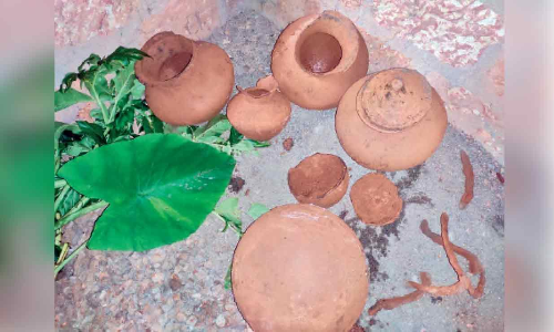 വീ​ടി​ന് മു​റ്റം നി​ർ​മി​ക്കു​ന്ന​തി​നി​ടെ ച​രി​ത്ര​ശേ​ഷി​പ്പു​ക​ൾ ക​ണ്ടെ​ത്തി