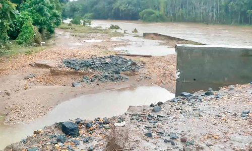 ആറംപുളിക്കല്‍ കടവ് ചെക്ക്ഡാമിൻെറ അപ്രോച് റോഡ് ഒഴുകിപ്പോയി