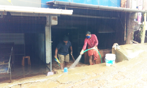 വെള്ളമിറങ്ങിത്തുടങ്ങി; ദുരിതക്കാഴ്ചകൾ ബാക്കി; ഈ​യാ​ഴ്ച ക​ട​ക​ൾ തു​റ​ക്കാ​നാ​വു​മെ​ന്ന്​ പ്രതീക്ഷ