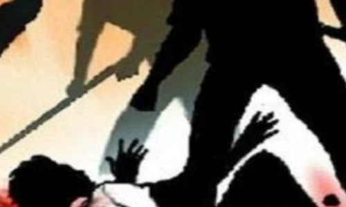 ക്രൂ​ര​മ​ർ​ദ​ന​ത്തി​നി​ര​യാ​യ മാ​ന​സി​ക​രോ​ഗി​യെ തി​രി​ഞ്ഞു​നോ​ക്കാ​തെ നാ​ട്ടു​കാ​ർ