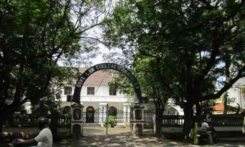 സർക്കാർ ലോ കോളേജുകളിലെ സീറ്റ് വെട്ടിക്കുറച്ചതിനെതിരെ പ്രതിഷേധം