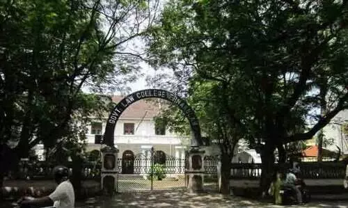 സർക്കാർ ലോ കോളേജുകളിലെ സീറ്റ് വെട്ടിക്കുറച്ചതിനെതിരെ പ്രതിഷേധം സർക്കാർ ലോ കോളേജുകളിലെ സീറ്റ് വെട്ടിക്കുറച്ചതിനെതിരെ പ്രതിഷേധം