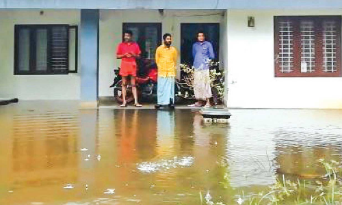 നാ​ടാ​കെ വെ​ള്ള​ത്തി​ൽ; എ​ന്നി​ട്ടും കു​ടി​നീ​രി​ന്​ നെ​​ട്ടോ​ട്ടം