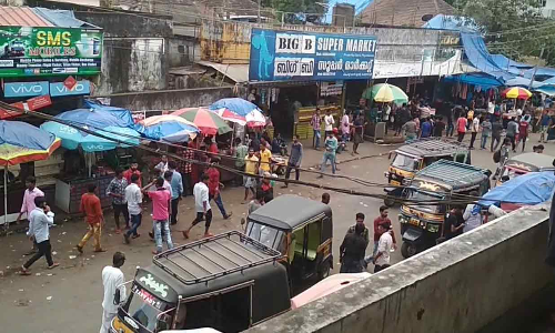 ക​ട​ക​ൾ തു​റ​ക്ക​ൽ: പെ​രു​മ്പാ​വൂ​രി​ൽ വ്യാ​പാ​രി​ക​ൾ ര​ണ്ടു​ത​ട്ടി​ൽ