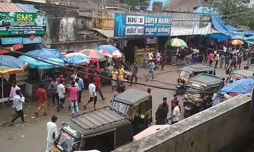 ക​ട​ക​ൾ തു​റ​ക്ക​ൽ: പെ​രു​മ്പാ​വൂ​രി​ൽ വ്യാ​പാ​രി​ക​ൾ ര​ണ്ടു​ത​ട്ടി​ൽ