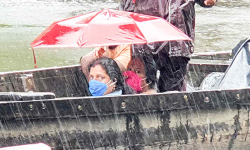 ജലനിരപ്പ് ഉയര്ന്നു; കുട്ടനാട്ടിൽ വീണ്ടും കൂട്ട പലായനം ജലനിരപ്പ് ഉയര്ന്നു; കുട്ടനാട്ടിൽ വീണ്ടും കൂട്ട പലായനം