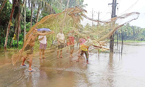 റോ​ഡ് തോ​ടാ​ക്കി യു​വാ​ക്ക​ളു​ടെ മ​ത്സ്യ​ബ​ന്ധ​നം