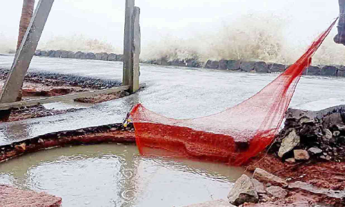 റോഡ് കടലെടുത്തു; ആശുപത്രിയിലെത്താൻ അപകടപാത താണ്ടണം