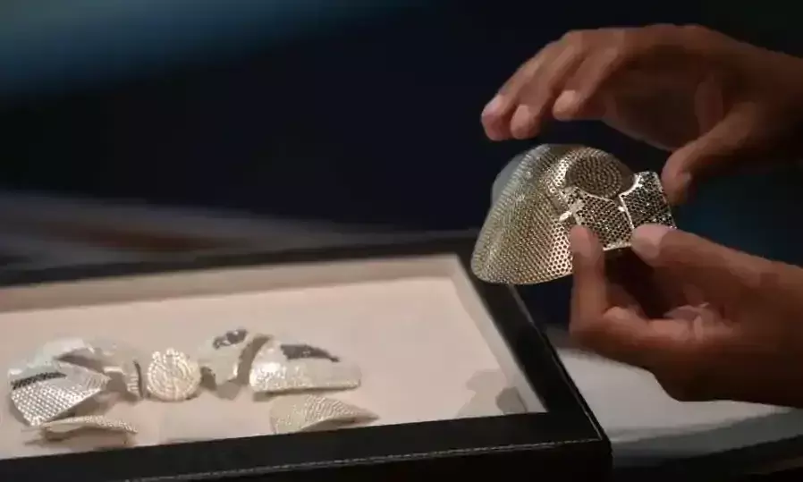 ചൈനീസ് വ്യാപാരിക്കായി ഇസ്രായേലിൽ ഒരുങ്ങുന്നത് 11 കോടിയുടെ സ്വർണ മാസ്ക്