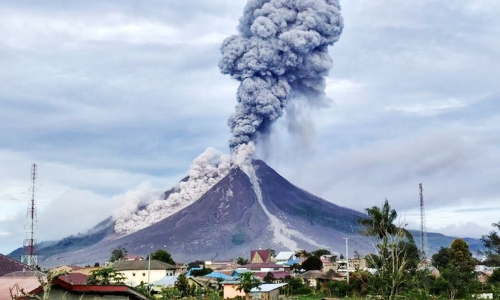 ഇന്തോനേഷ്യയിലെ മൗണ്ട്​ സിനബംഗ്​​ അഗ്നിപർവ്വതം ​പൊട്ടിത്തെറിച്ചു