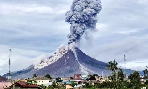 ഇന്തോനേഷ്യയിലെ മൗണ്ട്​ സിനബംഗ്​​ അഗ്നിപർവ്വതം ​പൊട്ടിത്തെറിച്ചു