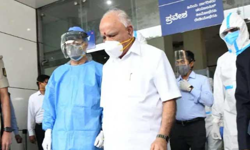 കർണാടക മുഖ്യമന്ത്രി ബി.എസ് യെദ്യൂരപ്പ കോവിഡ് മുക്തനായി ആശുപത്രി വിട്ടു കർണാടക മുഖ്യമന്ത്രി ബി.എസ് യെദ്യൂരപ്പ കോവിഡ് മുക്തനായി ആശുപത്രി വിട്ടു
