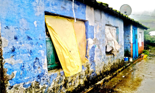 ഇതിലും ഭേദം പെട്ടിമുടിയിൽ മരിക്കുന്നതായിരുന്നു; രക്ഷപ്പെട്ടവരെ മാറ്റിപ്പാർപ്പിച്ചത് ഇടിഞ്ഞുവീഴാറായ കെട്ടിടത്തില് ഇതിലും ഭേദം പെട്ടിമുടിയിൽ മരിക്കുന്നതായിരുന്നു; രക്ഷപ്പെട്ടവരെ മാറ്റിപ്പാർപ്പിച്ചത് ഇടിഞ്ഞുവീഴാറായ കെട്ടിടത്തില്