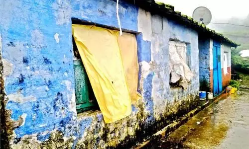 ഇതിലും ഭേദം പെട്ടിമുടിയിൽ മരിക്കുന്നതായിരുന്നു; ര​ക്ഷ​പ്പെ​ട്ട​വ​രെ മാ​റ്റി​പ്പാ​ർ​പ്പി​ച്ച​ത്​ ഇ​ടി​ഞ്ഞു​വീ​ഴാ​റാ​യ കെ​ട്ടി​ട​ത്തി​ല്‍