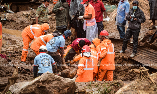ദുരന്തമേഖലയിൽ വെല്ലുവിളി ഏറ്റെടുത്ത്​ ​ െഎ.ആർ.ഡബ്ല്യു പ്രവർത്തകരും