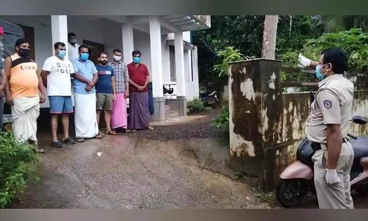 കരിപ്പൂർ രക്ഷാപ്രവർത്തകർക്ക് പൊലീസുകാരെൻറ സല്യൂട്ട് കരിപ്പൂർ രക്ഷാപ്രവർത്തകർക്ക് പൊലീസുകാരെൻറ സല്യൂട്ട്