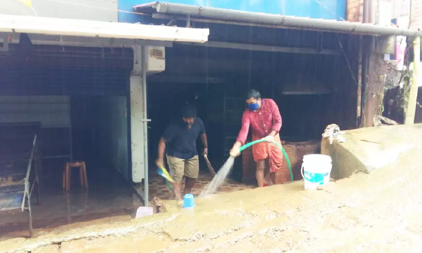 വെള്ളമിറങ്ങിത്തുടങ്ങി; ദുരിതക്കാഴ്ചകൾ ബാക്കി; ഈയാഴ്ച കടകൾ തുറക്കാനാവുമെന്ന് പ്രതീക്ഷ വെള്ളമിറങ്ങിത്തുടങ്ങി; ദുരിതക്കാഴ്ചകൾ ബാക്കി; ഈയാഴ്ച കടകൾ തുറക്കാനാവുമെന്ന് പ്രതീക്ഷ